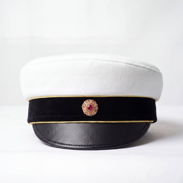 Studentmössa från Back a Cap med kokarden Rubis i guldfattning