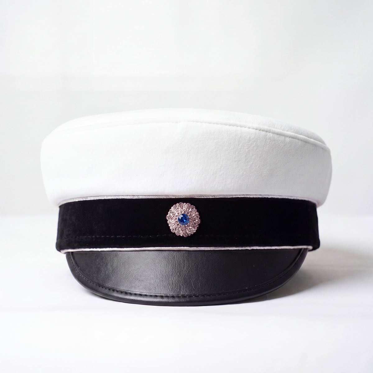 Guld eller silver på studentmössan, här silverbroderi och kokarden Saphir i silverfattning