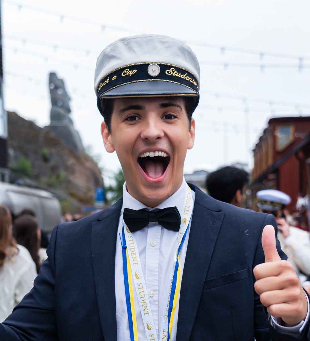 Student jublar i sin studentmössa på studentdagen