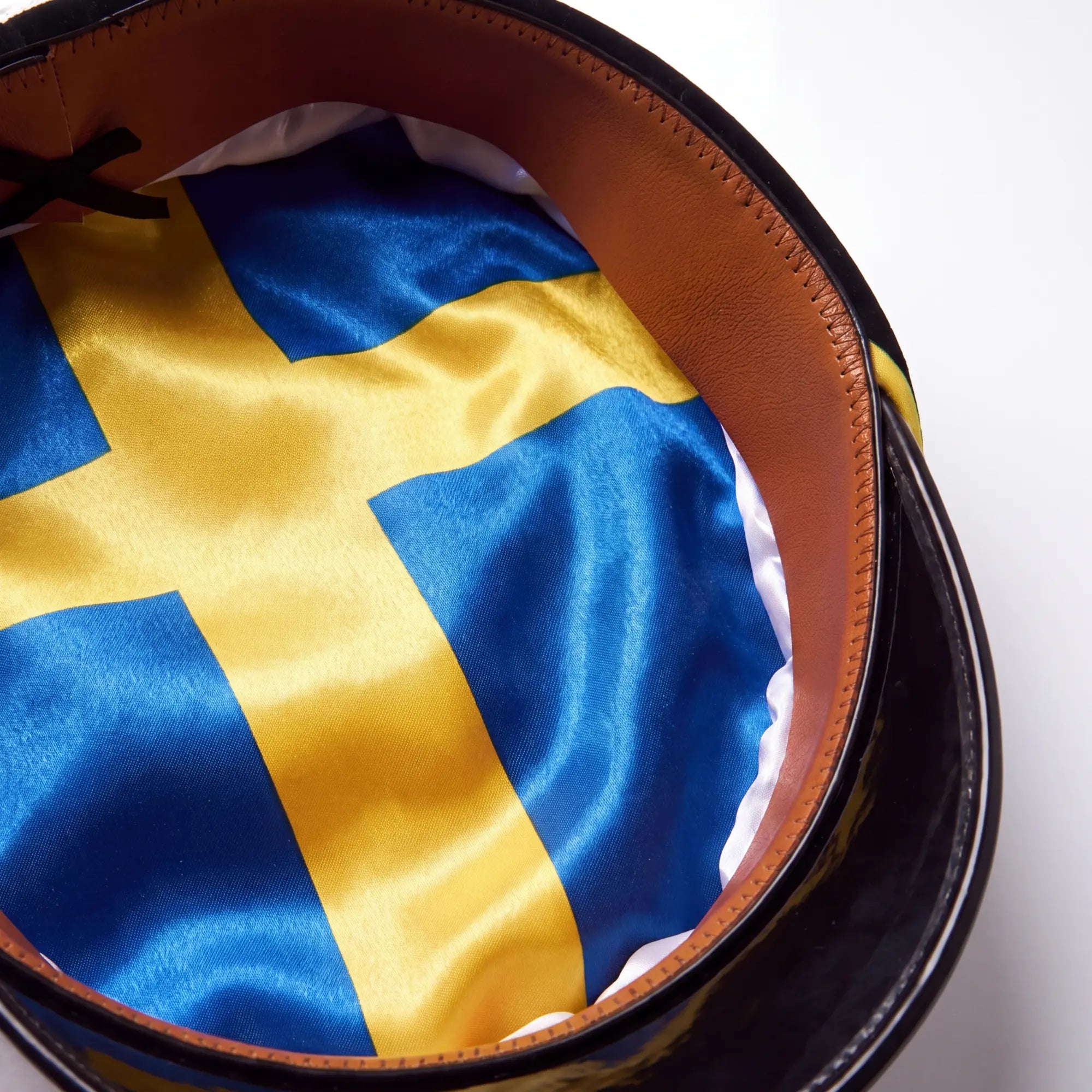 Insidan av mössan med svensk flagga i fodret